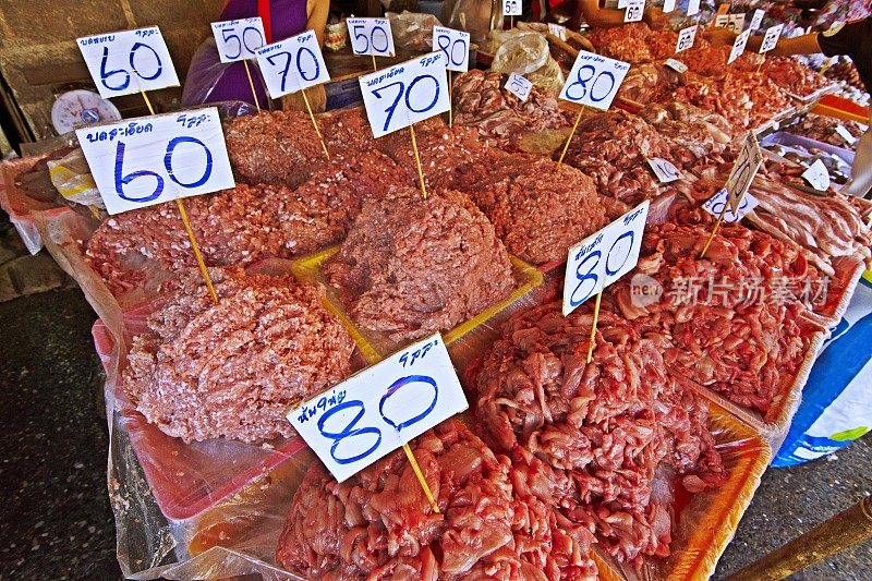 曼谷新鲜市场的猪肉摊档。