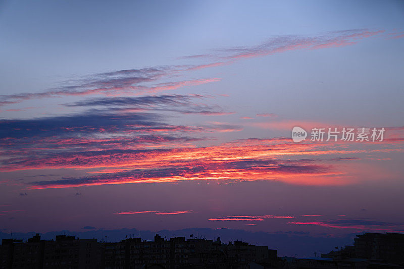 暴风云在海岸线上的天空