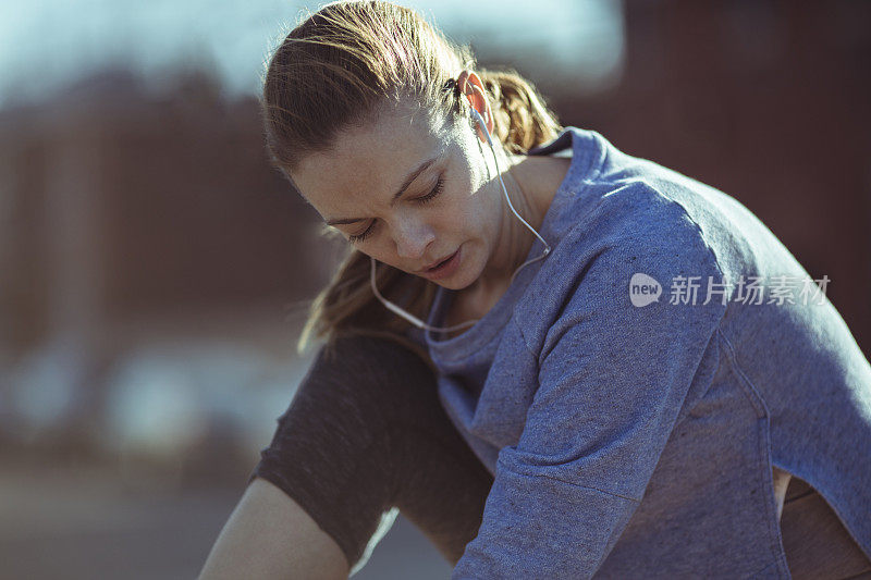 女人系鞋带