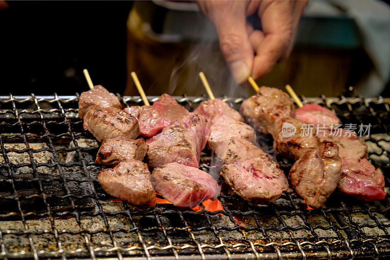 男性手煮新鲜烤和牛牛排