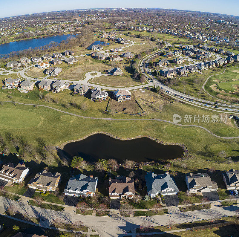 无人机鸟瞰图的池塘在居民区自由维尔，弗农山，芝加哥，伊利诺斯州。高分辨率拼接全景图。