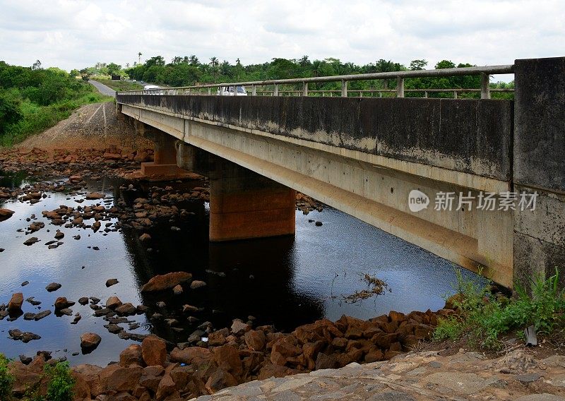 尼日利亚奥约州，A122公路(伊巴丹-奥索博)上的奥桑河大桥