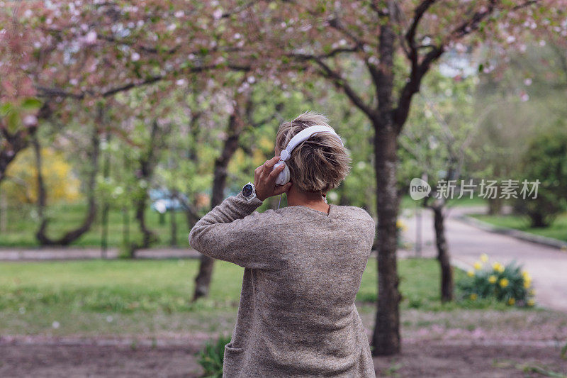 在公园里听音乐的女人