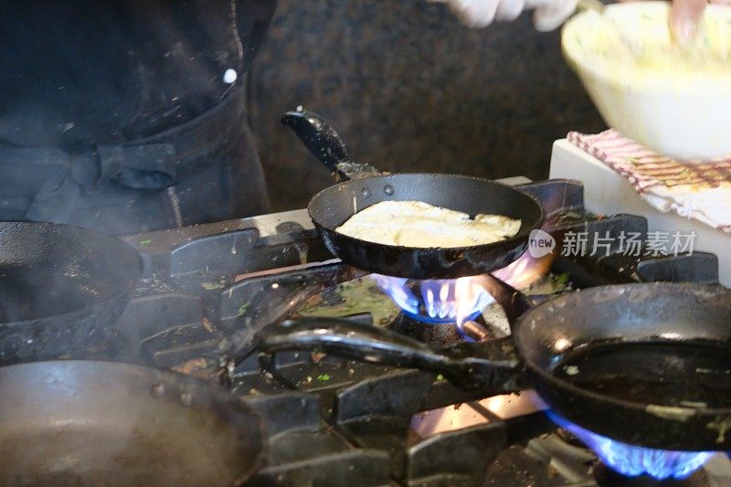 这是印度早餐餐厅在煤气炉上的煎蛋和炒鸡蛋