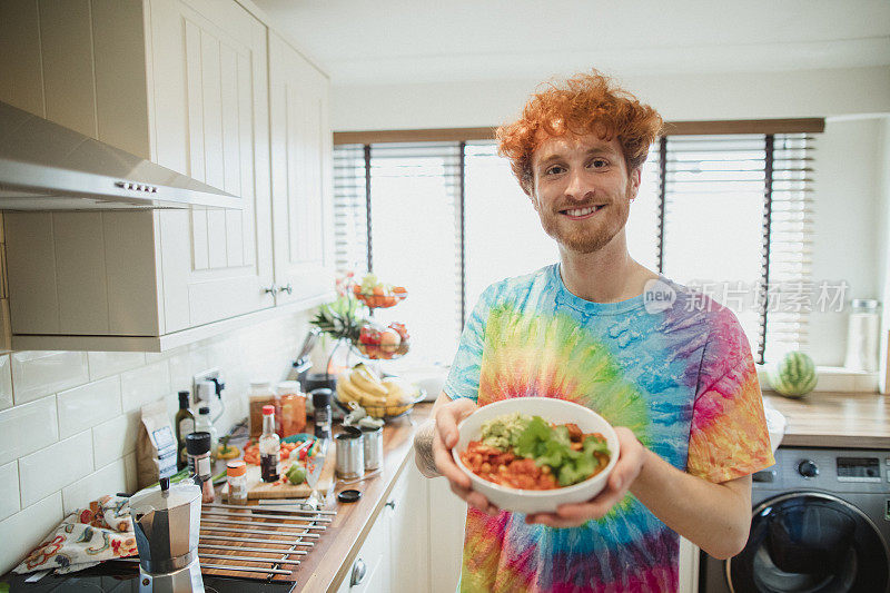 男人为他的食物感到骄傲