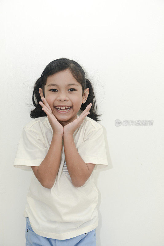 快乐马来西亚女孩的肖像