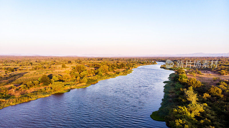 美丽的风景鸟瞰图从下赞比西河在非洲