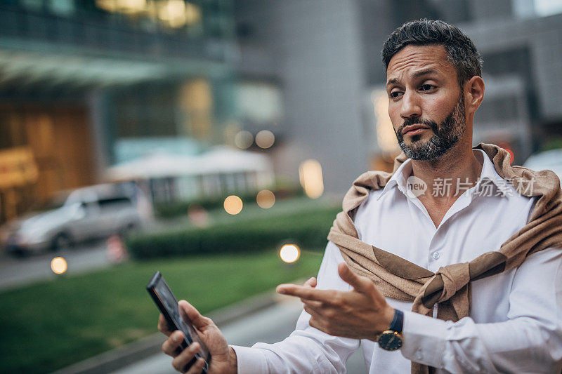 商人在街上使用电话