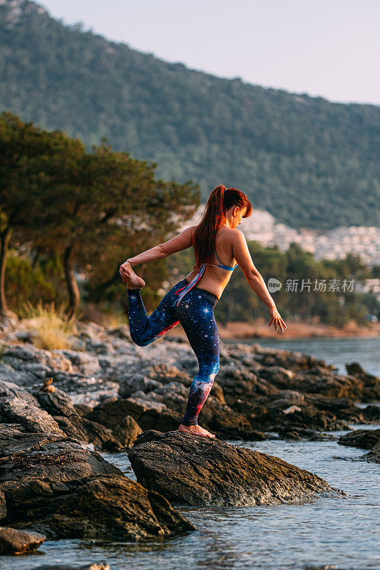 红发女人在海边做瑜伽