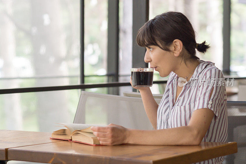 在Cafè工作的年轻女性的肖像