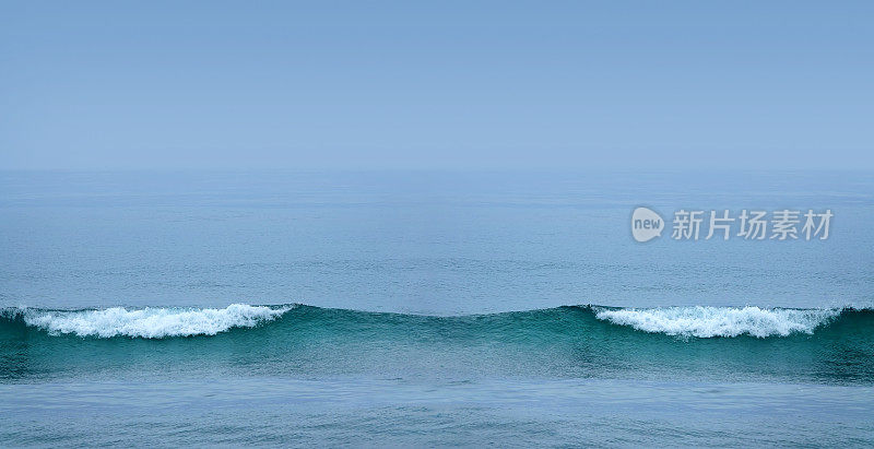 海景图像有风的早晨在海滩上和美丽的海浪在海上