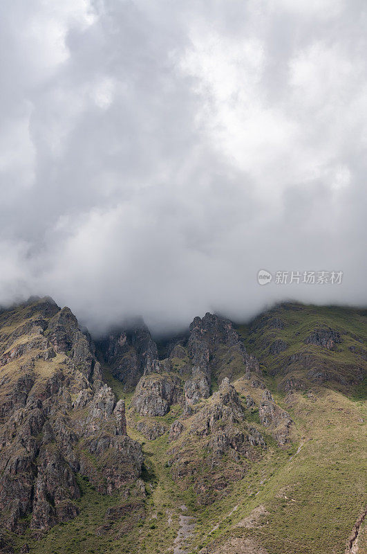 秘鲁安第斯山脉的安卡什地区，云在山上翻滚