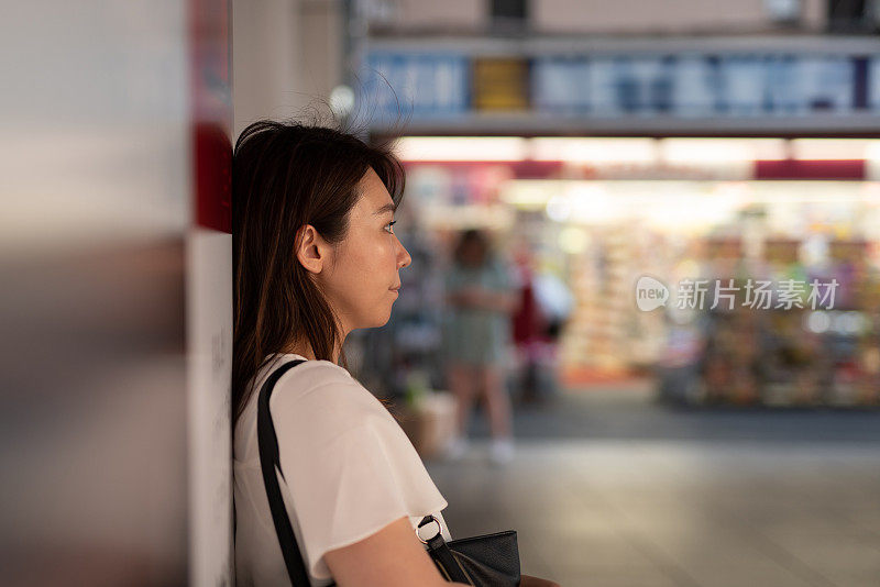 靠墙的女商人