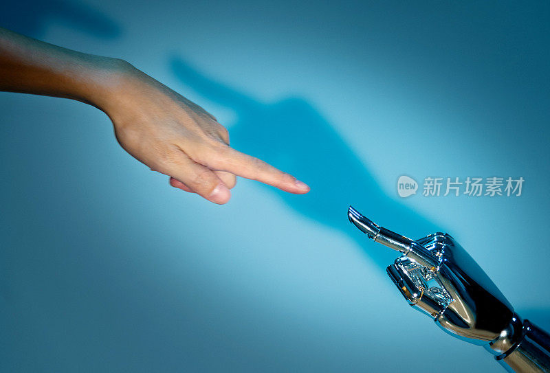 人类的手指触摸机器人的手指