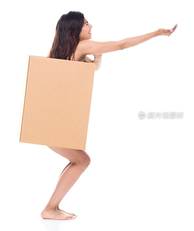 可怜的女人正在乞求帮助，身上只带着一个纸板箱