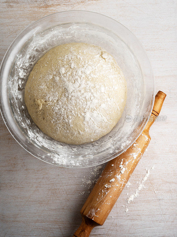 生面团，发酵面团，面包或披萨面团，在碗中发酵的新鲜面团，新鲜生面团