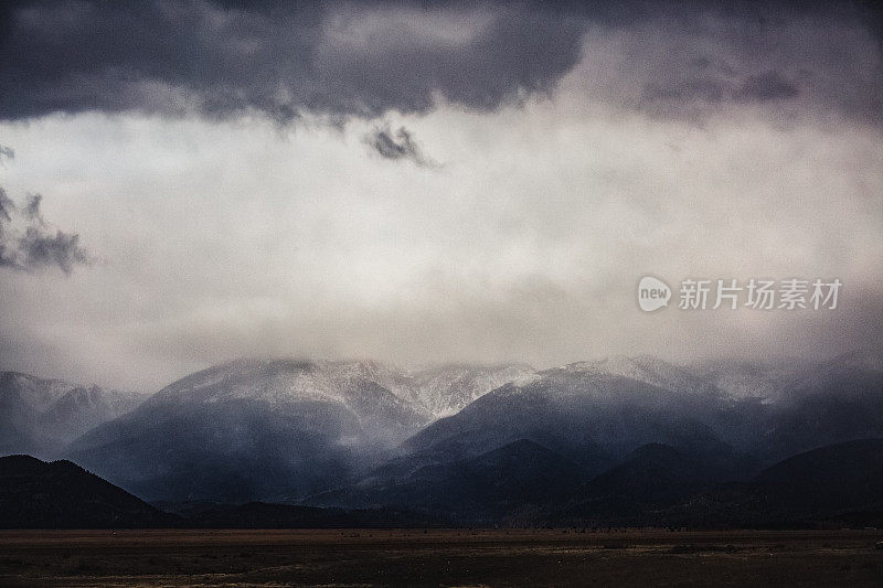 蒙大拿山脉在冬天雾气蒙蒙