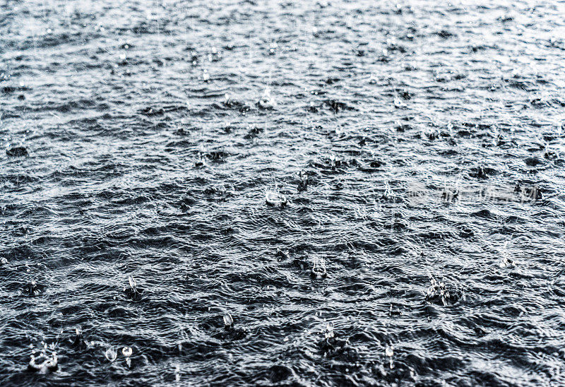 大雨落在水面上