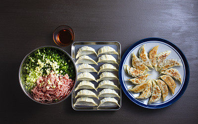 日式饺子。从上面看，饺子的食谱和配料制作饺子和烤饺子。