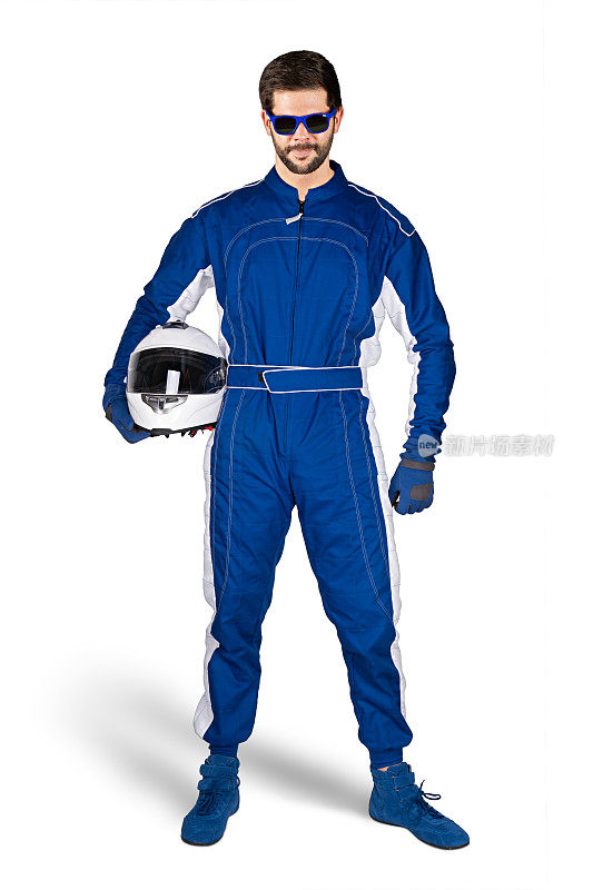 赛车手在蓝色的白色赛车运动整体鞋手套和安全装备头盔下他的胳膊决定和准备去孤立的白色背景。赛车摩托车运动概念。