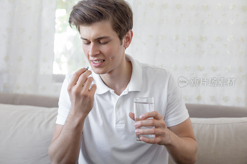 在家吃药的男人