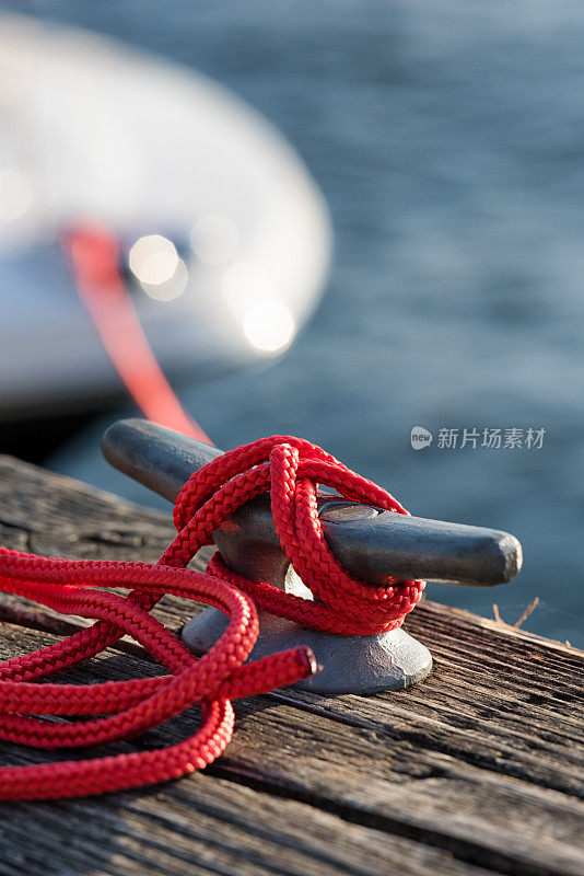 绳子系在船坞钩上