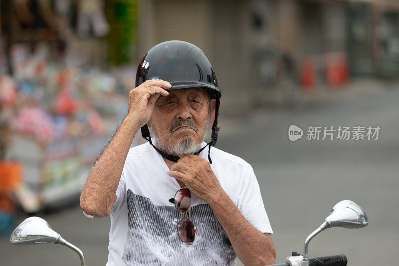 日本老人喜欢骑摩托车