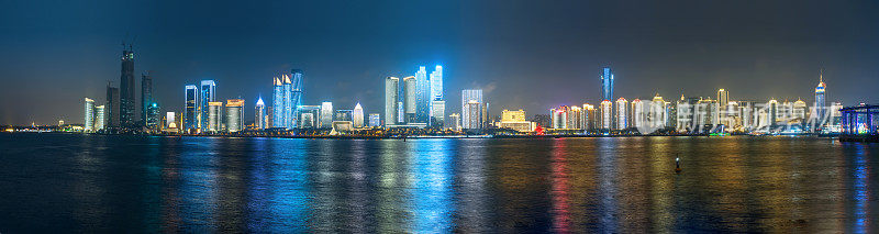 晚上，灯光秀在中国青岛的城市天际线上