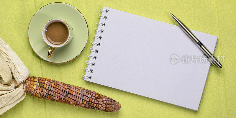 空白螺旋艺术速写本与玉米