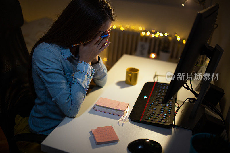 工作到很晚的压力大、昏昏欲睡的女人