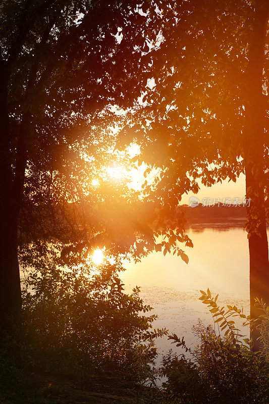 落日余辉下宁静的湖面