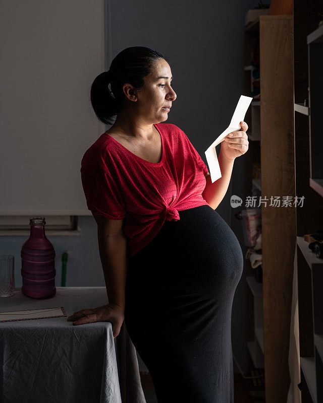孕妇站在客厅门口