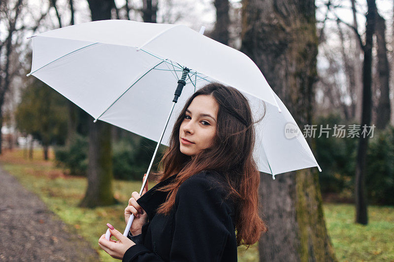 美丽的年轻女子享受着雨天