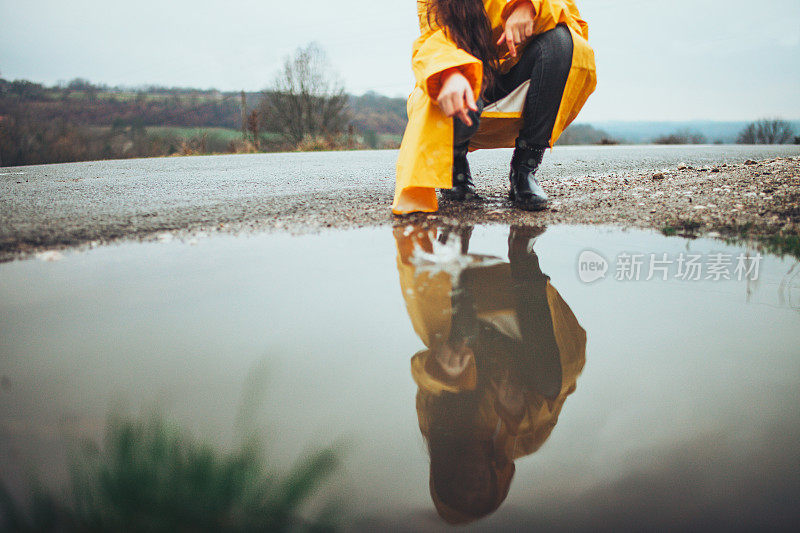 可爱的女孩准备好下雨了!