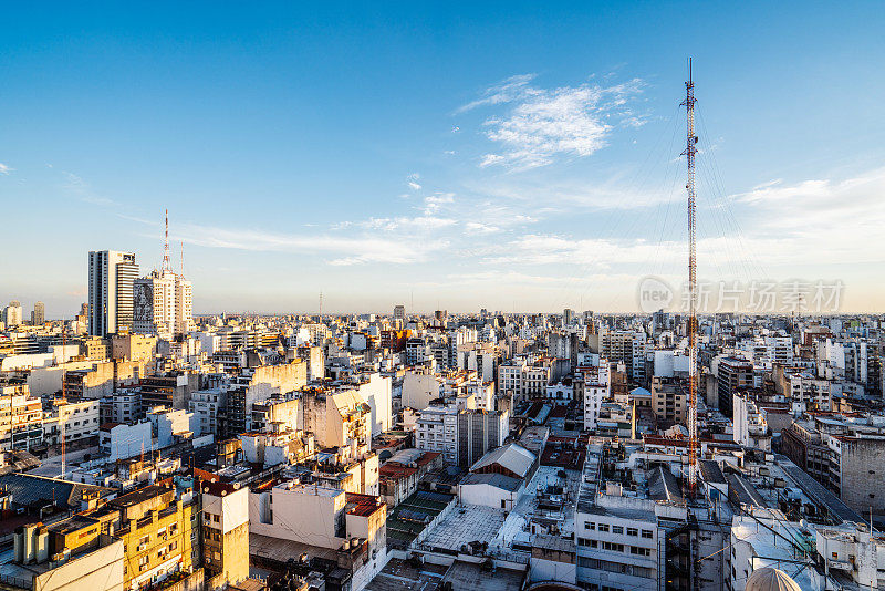 日落时分的布宜诺斯艾利斯天际线-城市的鸟瞰图