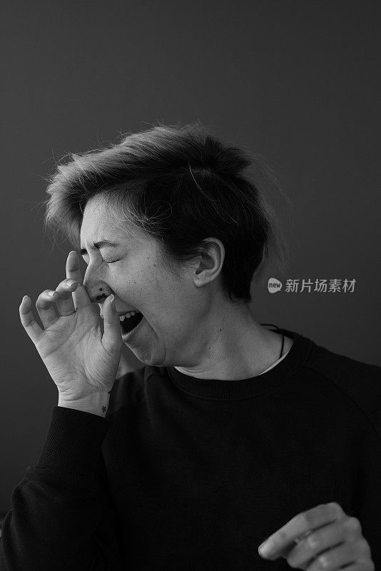 年轻时髦的女人正在打哈欠