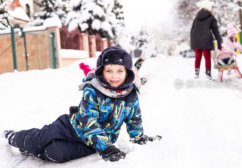 肖像小可爱的男孩在户外玩的雪