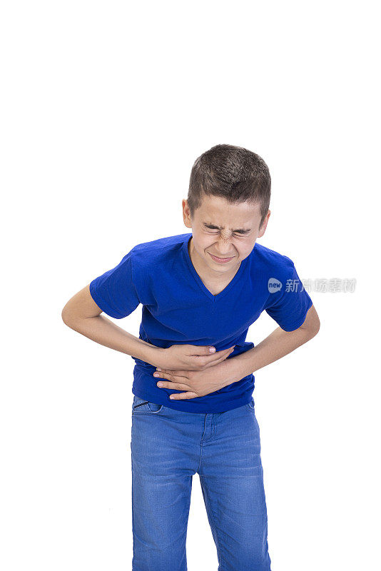 肖像生病的十几岁的男孩抱着他的腹部，因为胃痛，痛苦的面部表情在白色的背景