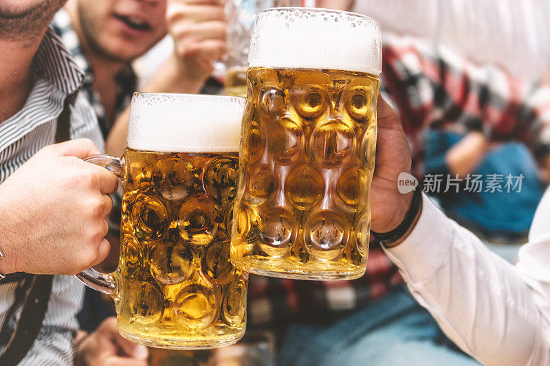 在慕尼黑啤酒节上，年轻人碰杯