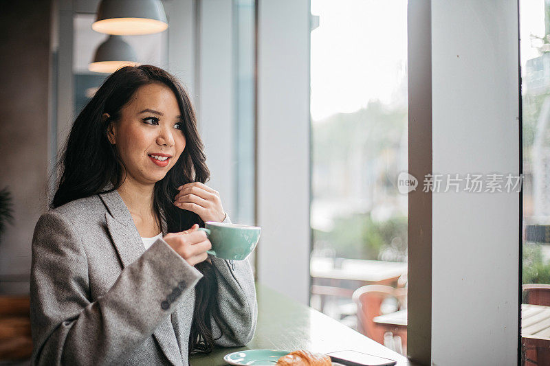 一位女士正在喝咖啡