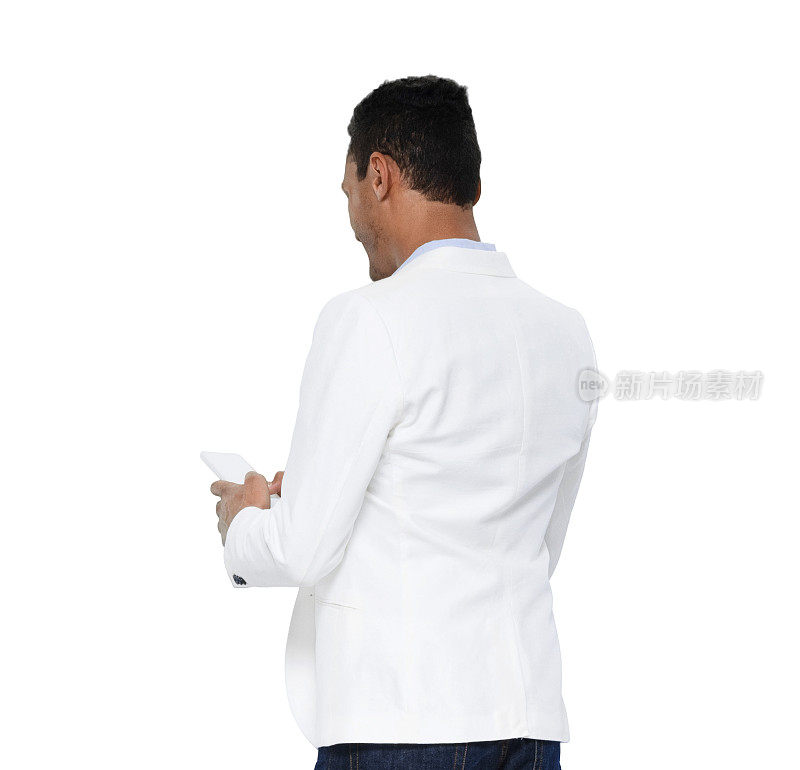 非裔美国男性，穿着衬衫站着玩手机