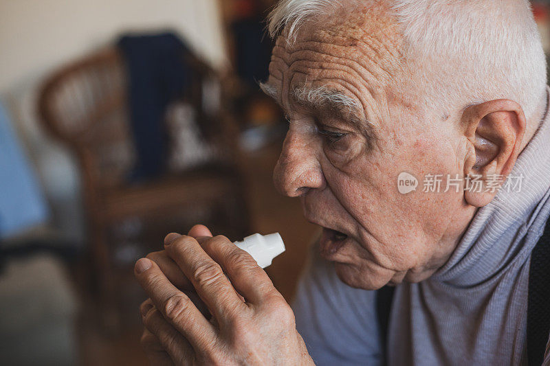 这位老人每天服用一剂抗过敏药