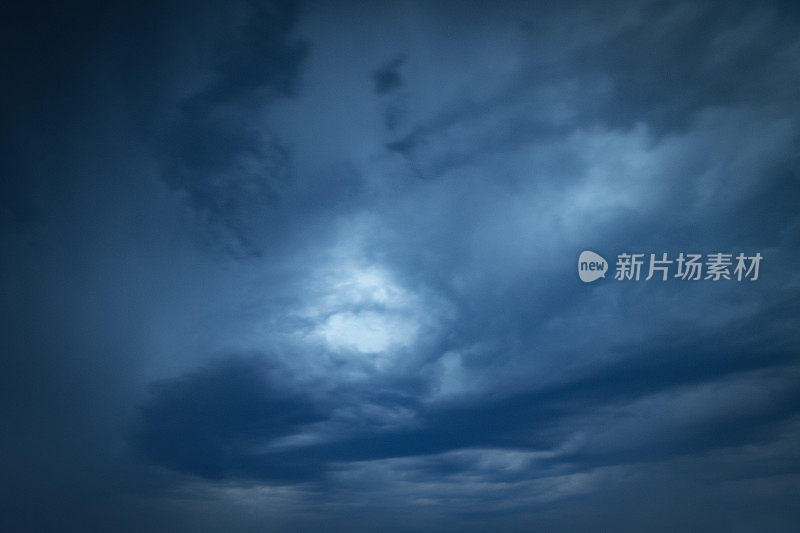 在夏天的雷雨中，黑暗的夜空中出现闪电