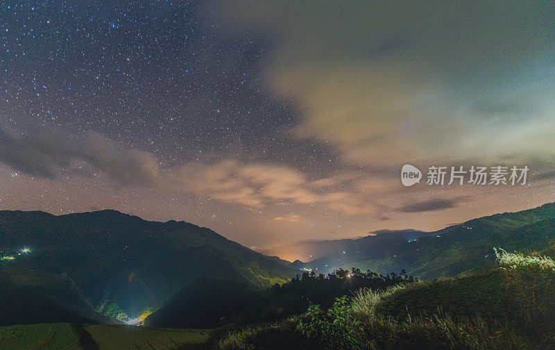 银河系与星星和空间美丽的景观绿色稻田准备在越南西北部的梯田日落山在木仓寨，颜白，越南