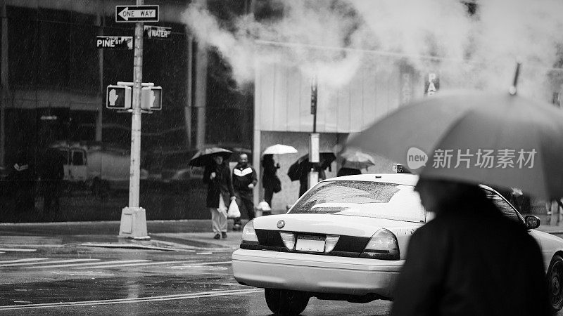 出租车和行人在曼哈顿下城，纽约市