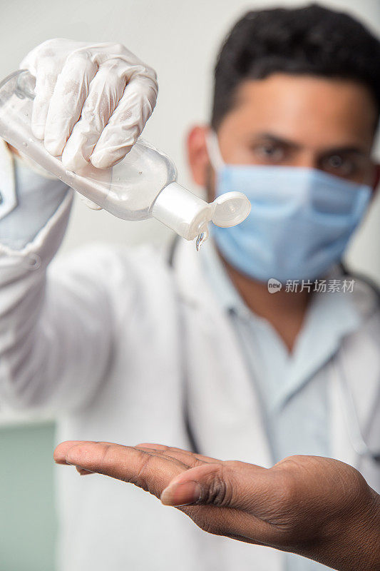 医生在手中的酒精消毒剂用于清洁手和用作消毒剂