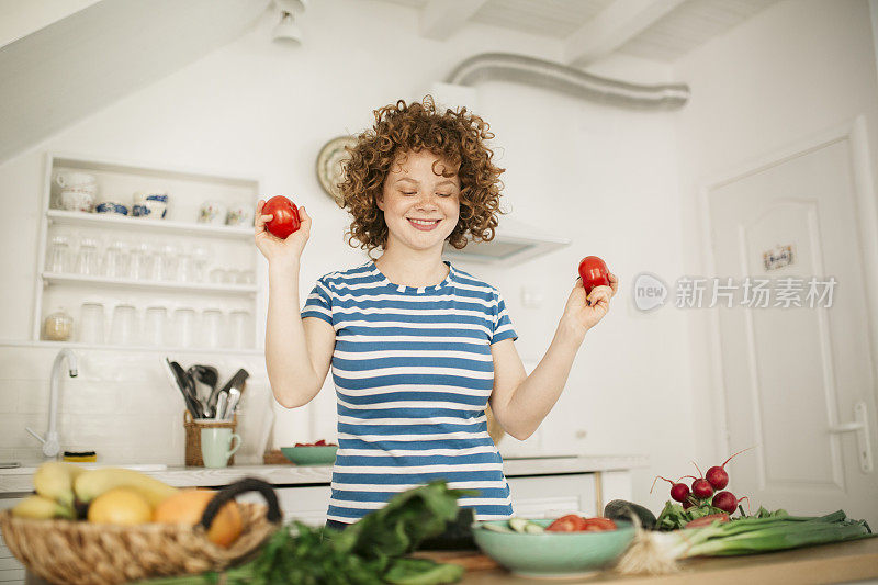 摆弄食物的漂亮姑娘