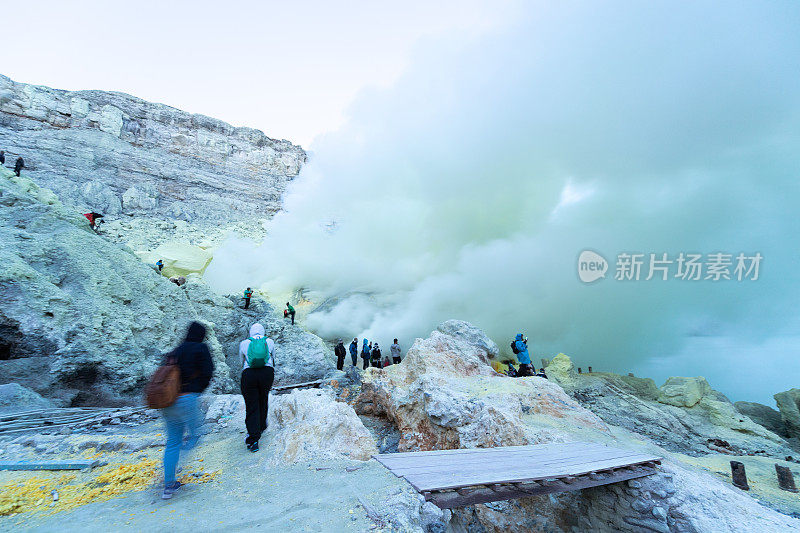 硫磺湖和冒烟的矿山山早上在卡瓦伊真火山印度尼西亚东爪哇