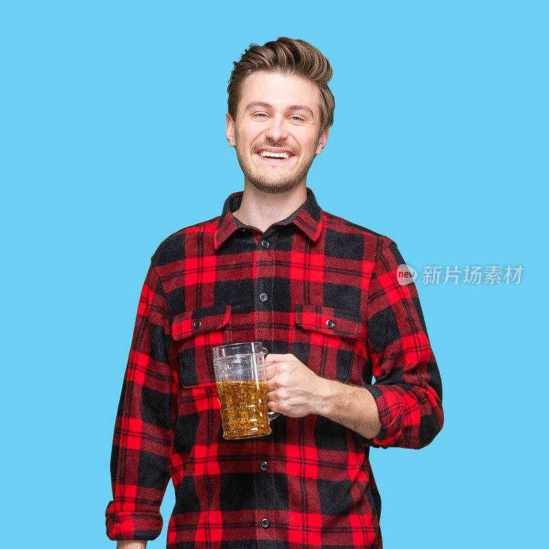 白人年轻男子站着穿着伐木工人衬衫拿着啤酒-酒精