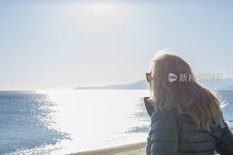 女人在地中海沿岸休息